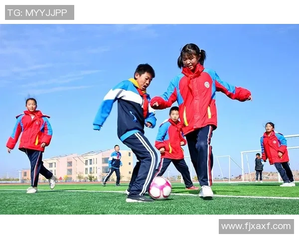长裙女孩的足球梦在绿茵场上绽放出别样风采